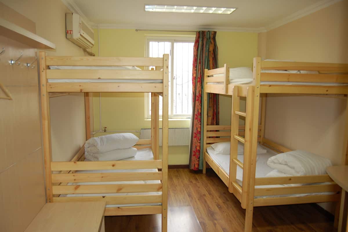 Escritorio, wifi gratis y ropa de cama
