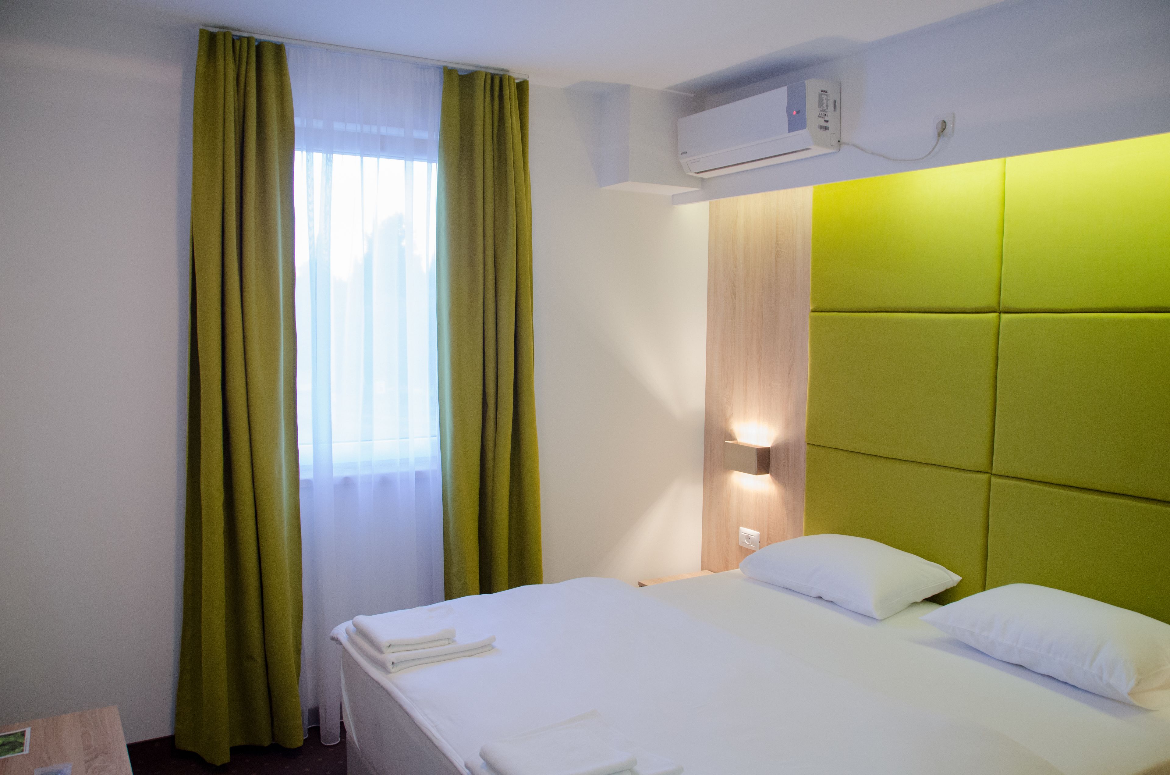 Free cribs/infant beds, rollaway beds, free WiFi