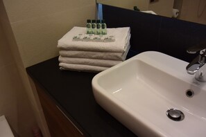 Superior Apartment | Bathroom | Shower, free toiletries, hair dryer - InCity Residence (Warsaw)