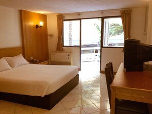 Deluxe Double Room, 1 Queen Bed | In-room safe, desk, free WiFi, bed sheets - Pattaya at Nine (Pattaya)