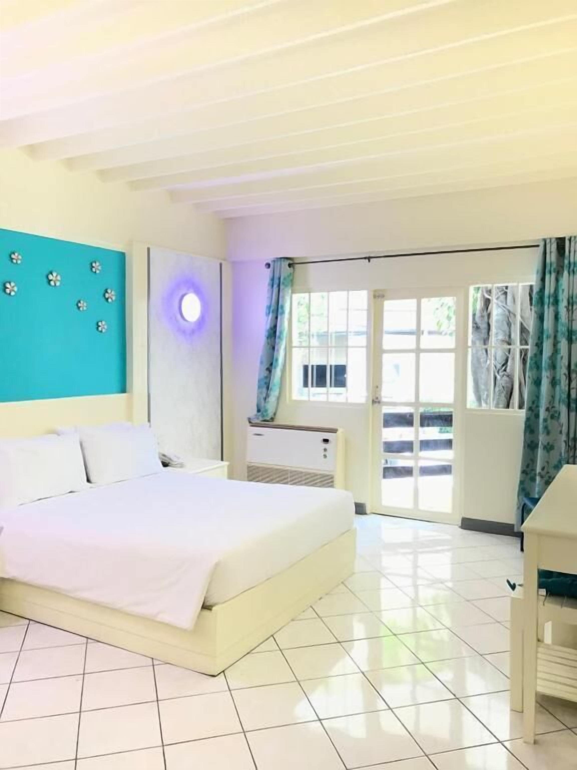 Deluxe Double Room, 1 Queen Bed | In-room safe, desk, free WiFi, bed sheets