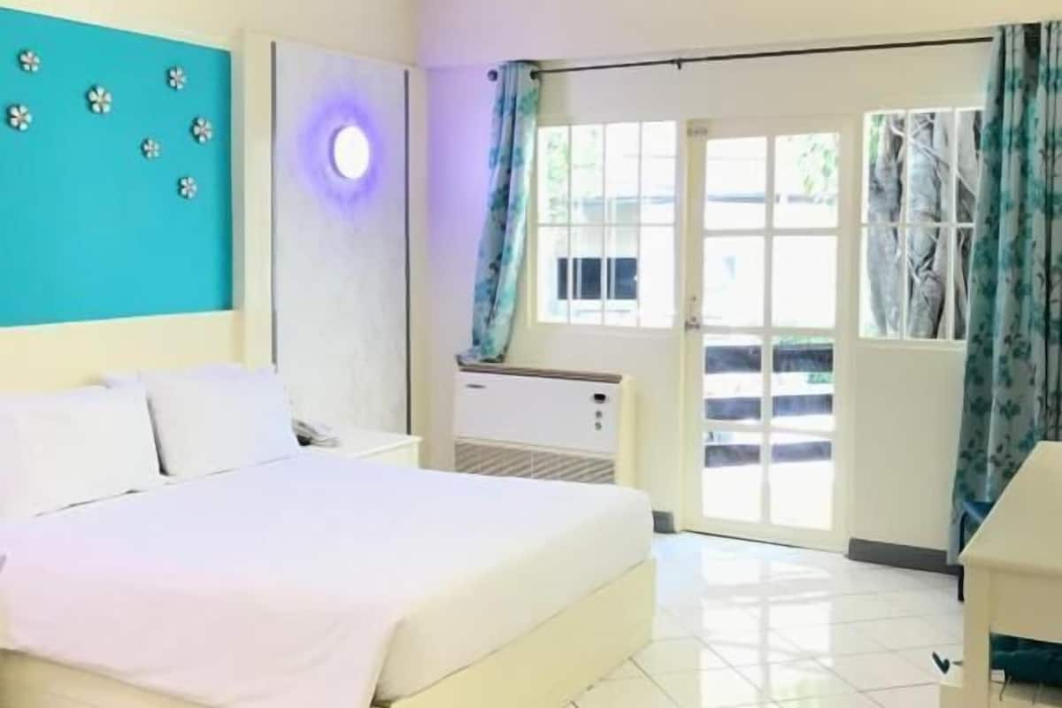 Premium Double Room, 1 Queen Bed | In-room safe, desk, WiFi (free), bed sheets