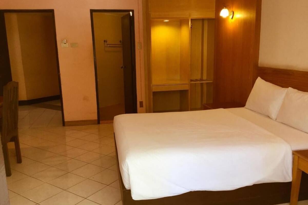 In-room safe, desk, WiFi (free), bed sheets