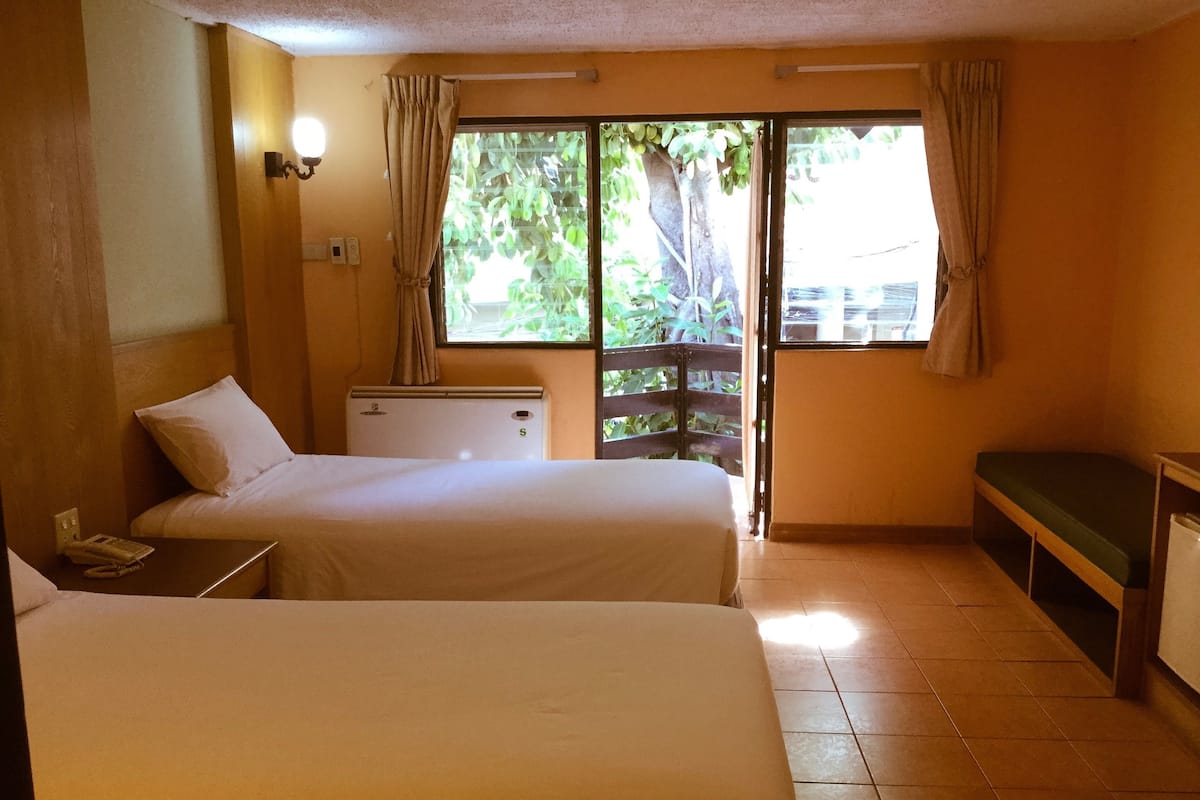 Deluxe-Zweibettzimmer, Balkon | 1 Schlafzimmer, Zimmersafe, Schreibtisch, kostenloses WLAN