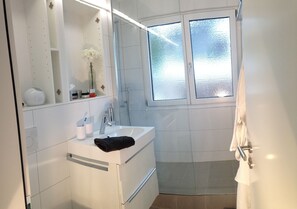Apartment, 2 Bedrooms, Balcony, Mountain View | Bilik Mandi | Pancuran mandi, pengering rambut, tuala disediakan, syampu 