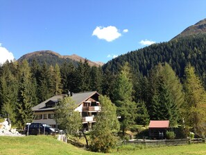 Vista frontal de la propiedad