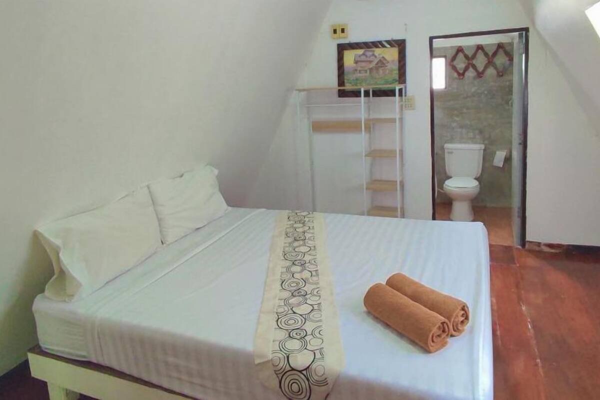 Bungalow, Lanai, Garden Area | Bilik Mandi | Pancuran mandi, kelengkapan dandanan diri percuma, tuala disediakan 