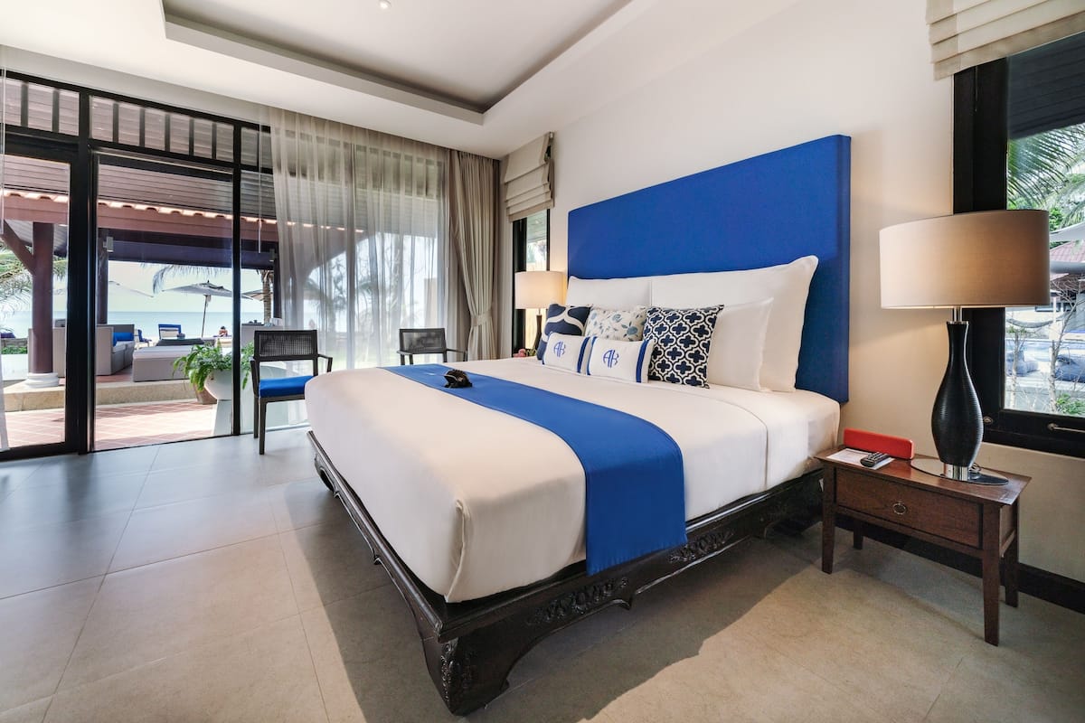 Villa, 2 Bedrooms, Beachfront | 1 bilik tidur, bar mini, peti besi dalam bilik, meja