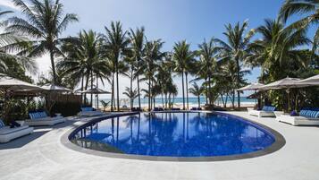 Quầy bar bên hồ bơi