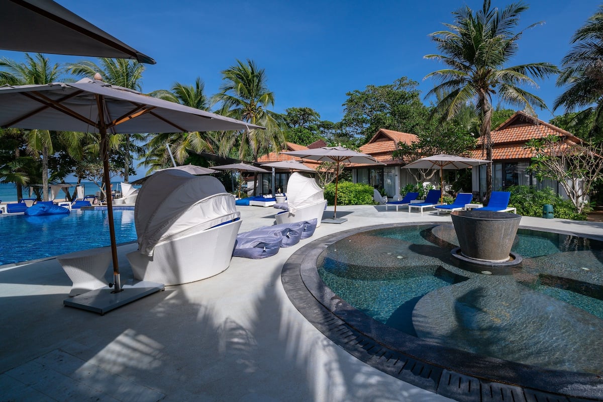 Seaview Villa | Minibar, in-room safe, desk, rollaway beds