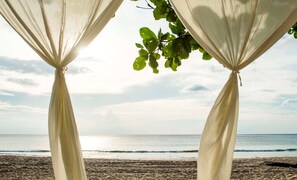 Trên bãi biển, quán bar trên bãi biển 