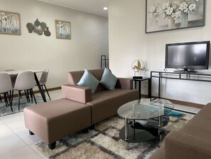 Executive Studio Suite, Kitchenette | Living area | 40-inch flat-screen TV with cable channels, TV