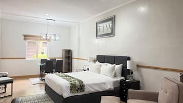 Studio Prestige, cuisinette | Literie de qualité, coffre-fort, bureau