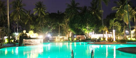 Una piscina al aire libre