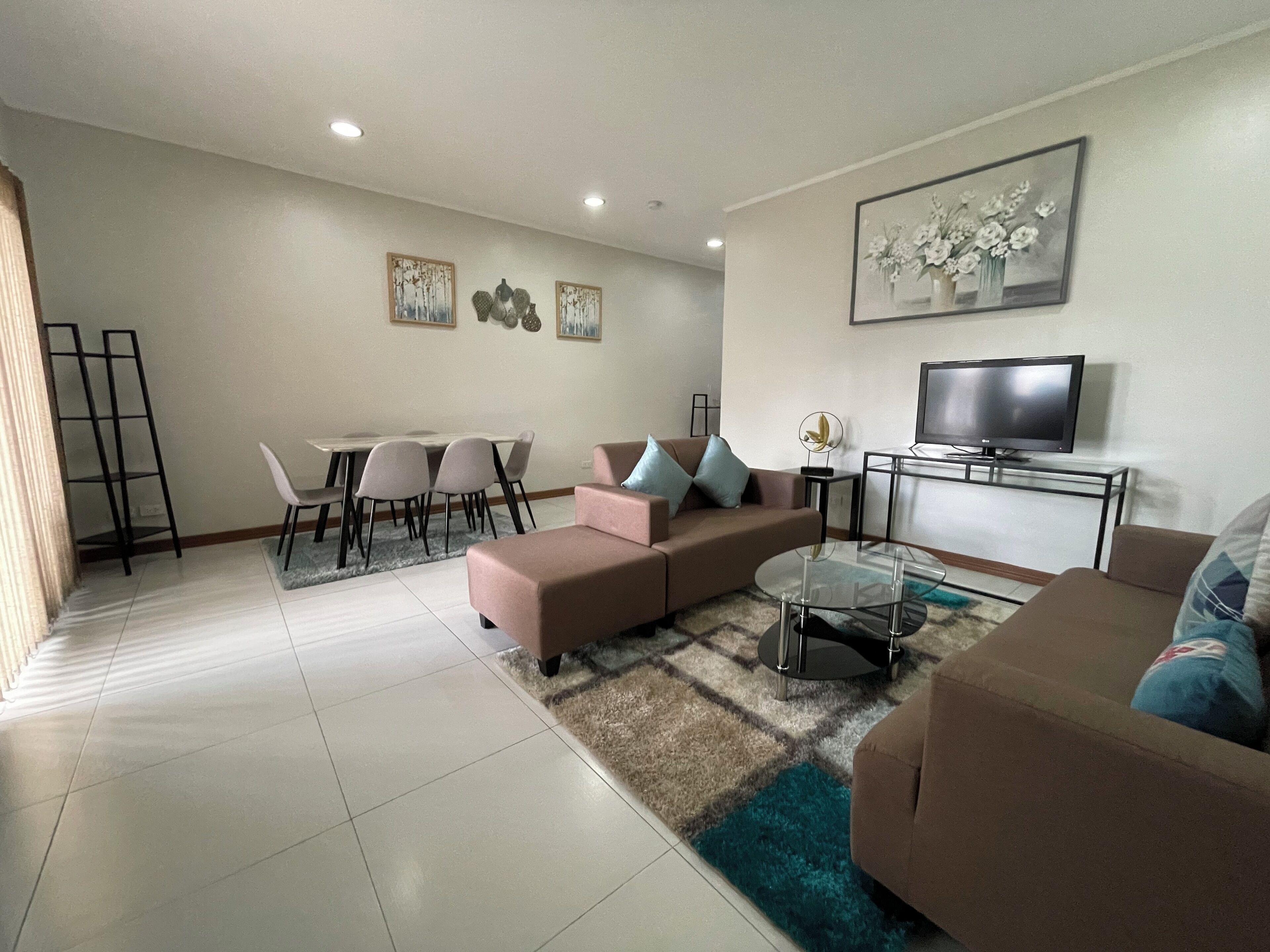 이그제큐티브 스튜디오 스위트, 간이주방 | 거실 공간 | 평면 TV