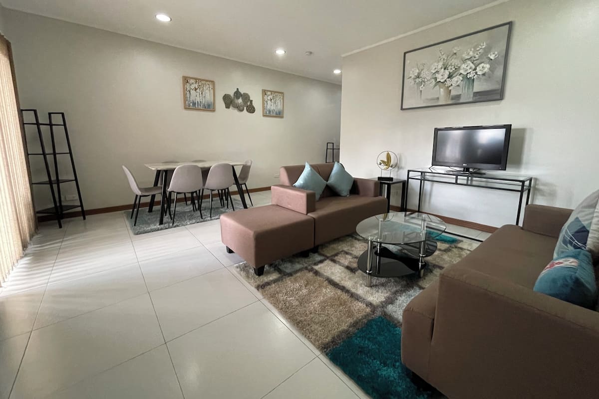 이그제큐티브 스튜디오 스위트, 간이주방 | 거실 공간 | 평면 TV