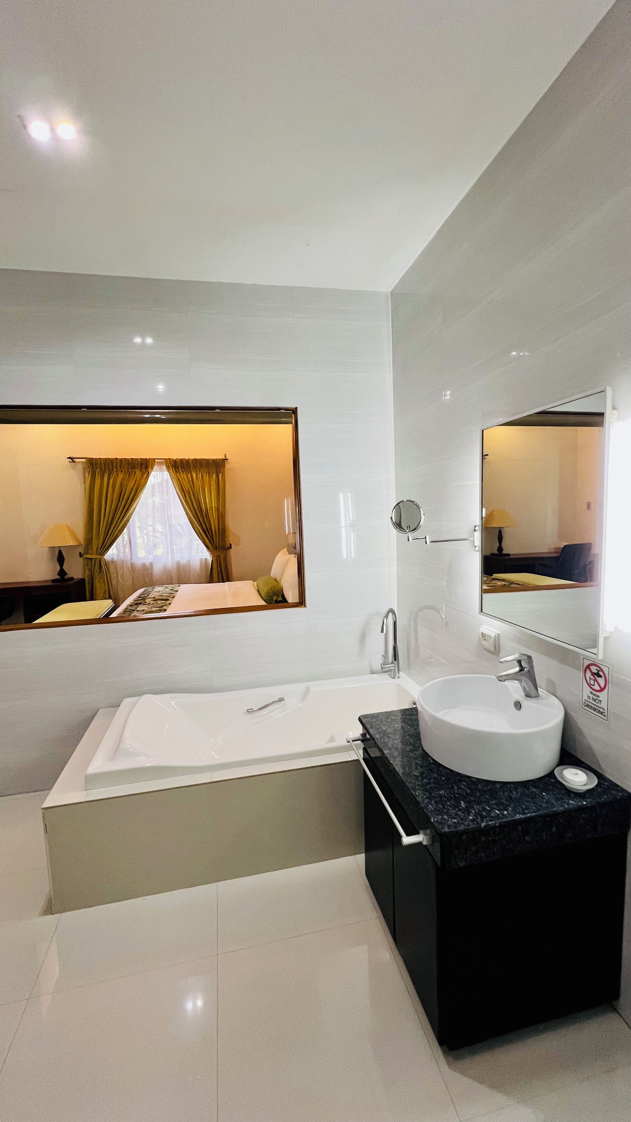 Deluxe kamer, aan het zwembad | Badkamer | Een douche, gratis toiletartikelen, een bidet, handdoeken