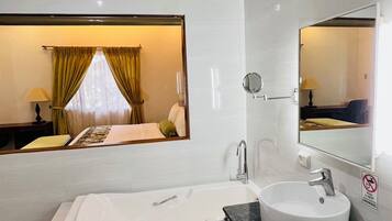 Deluxe kamer, aan het zwembad | Badkamer | Een douche, gratis toiletartikelen, een bidet, handdoeken