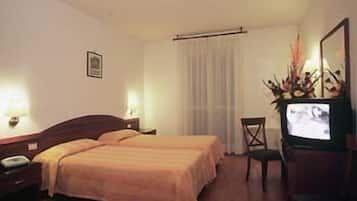 Caja de seguridad en la habitación, escritorio y cortinas blackout