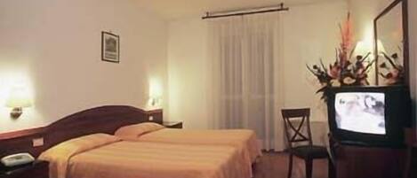 Zimmersafe, Schreibtisch, Verdunkelungsvorhänge, kostenlose Babybetten