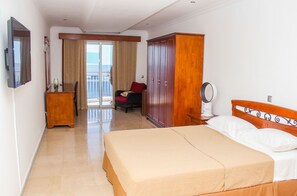 客房内保险箱、办公桌、折叠床/加床（额外收费）、免费 WiFi