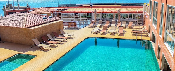 2 outdoor pools
