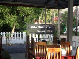 Petit déjeuner, déjeuner et dîner servis sur place, plats Cuisine thaï