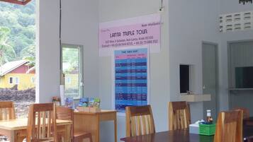 Petit déjeuner, déjeuner et dßner servis sur place, plats Cuisine thaï