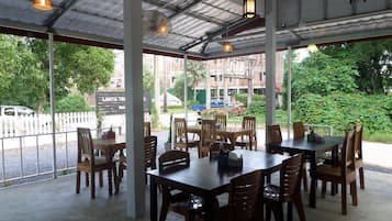 Breakfast, lunch, dinner served; Thai cuisine