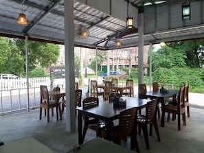 Petit déjeuner, déjeuner et dßner servis sur place, plats Cuisine thaï