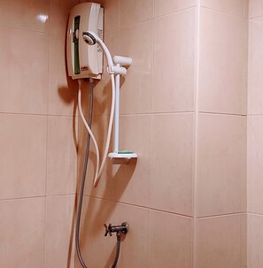 Studio | Bathroom | Shower, rainfall showerhead, free toiletries, towels - Santa Place (Pattaya)