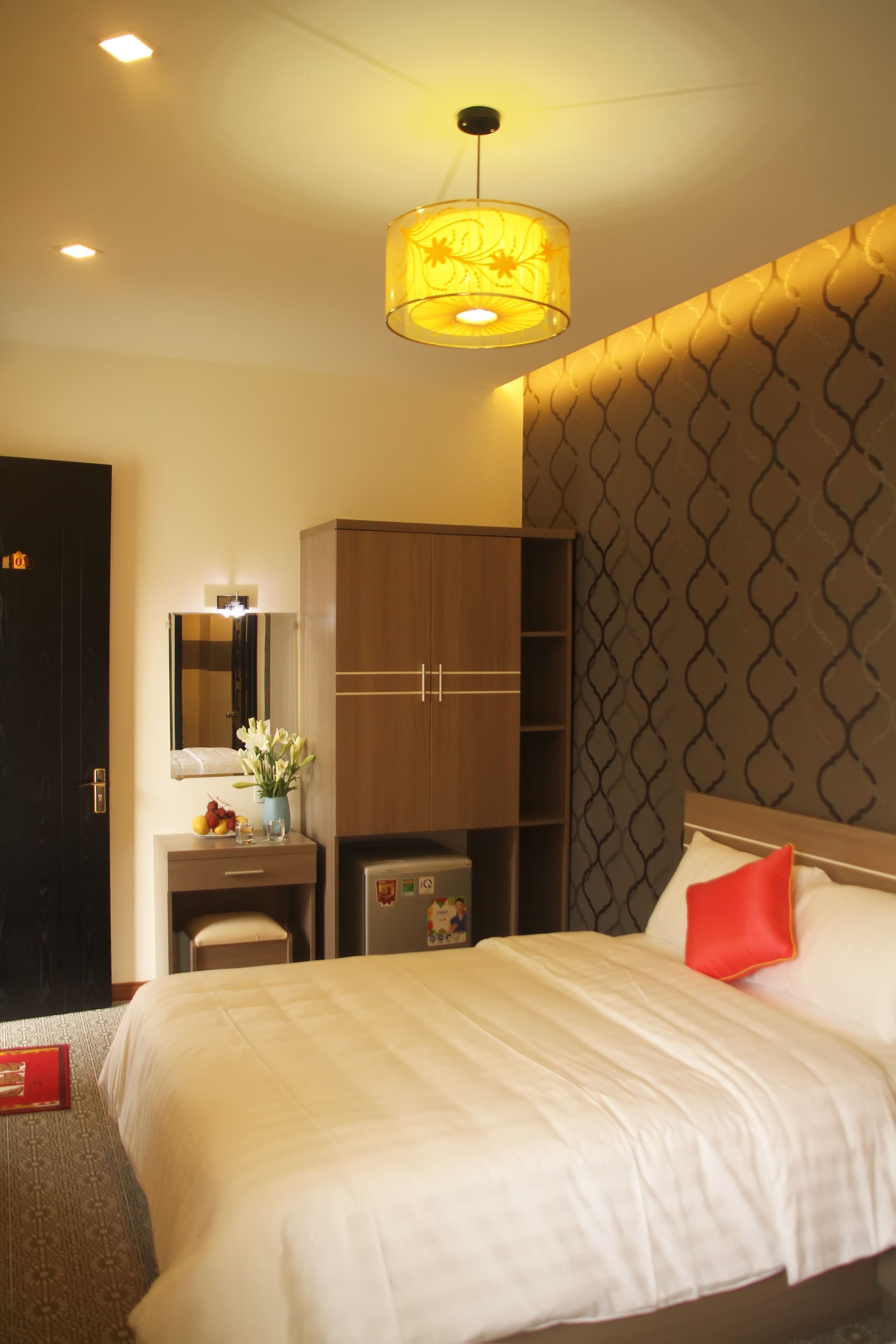 Bộ đồ giường cao cấp, minibar, bàn 