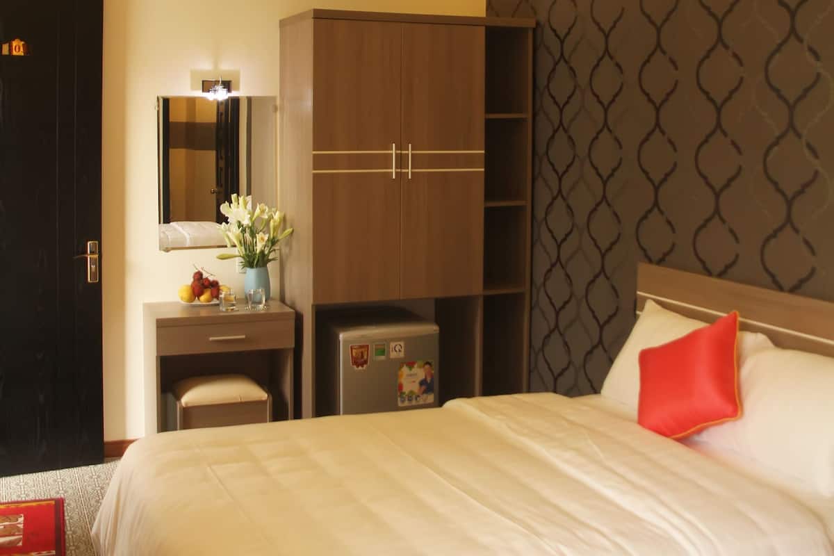 Premium bedding, minibar, desk, laptop workspace