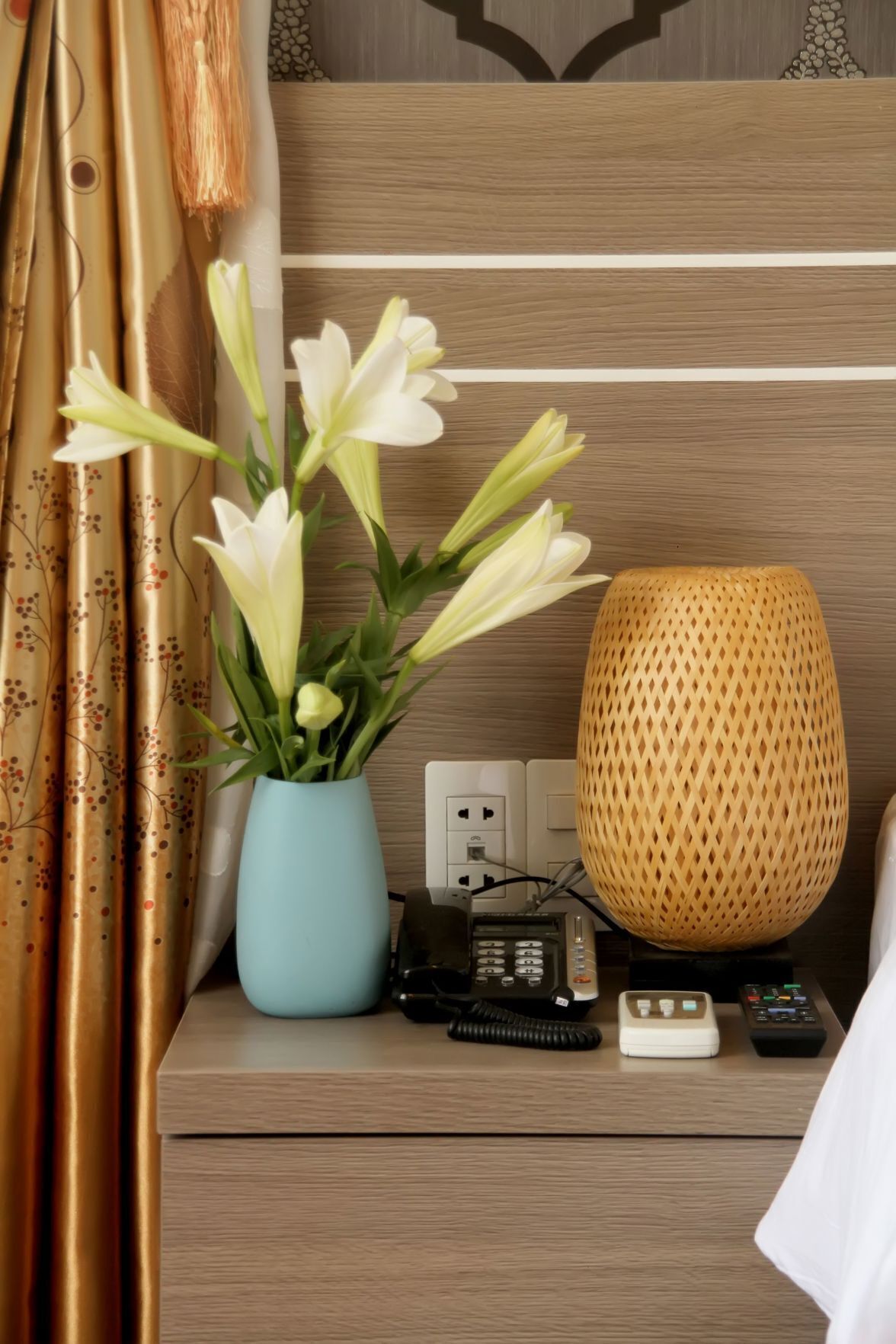 Bộ đồ giường cao cấp, minibar, bàn 