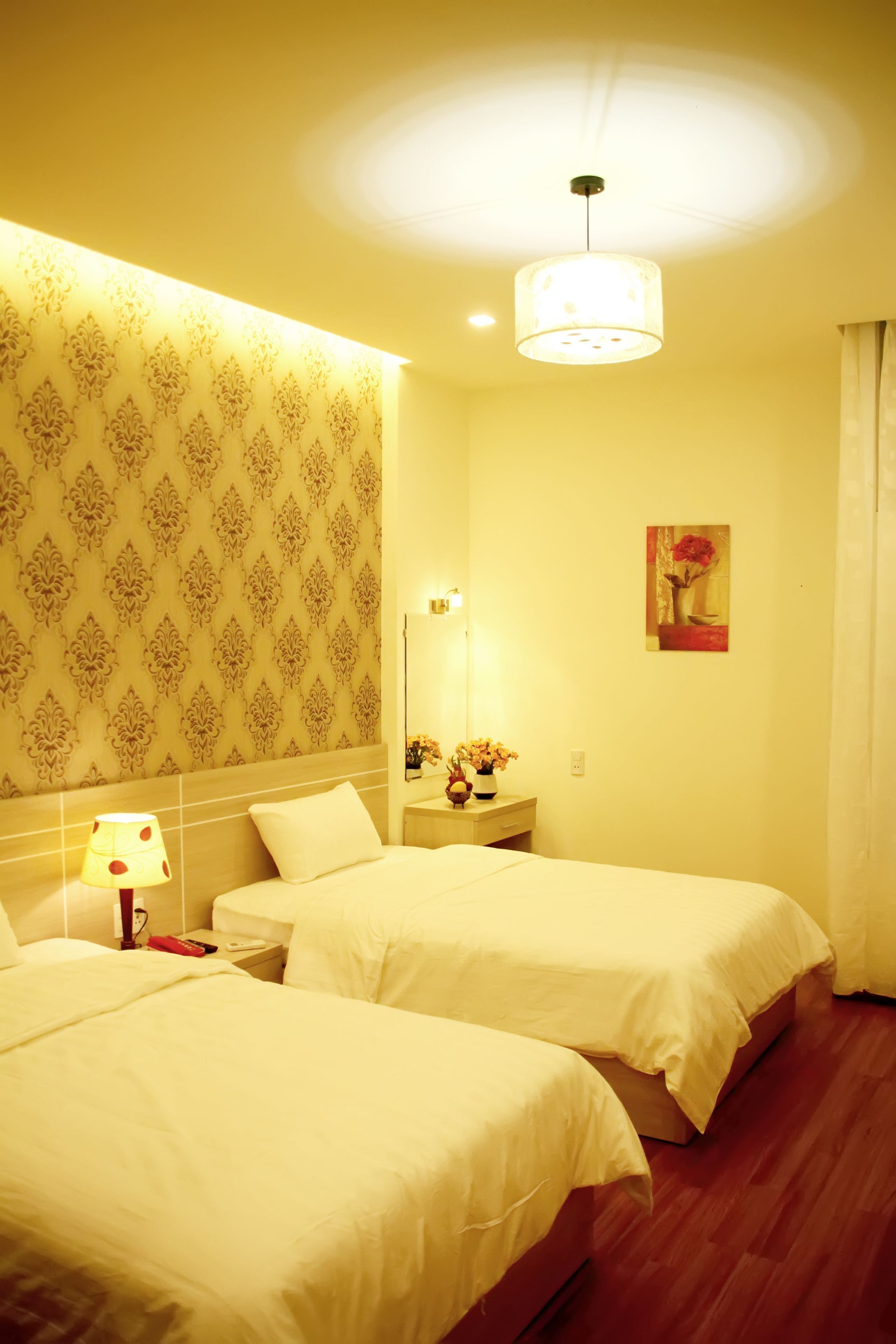 Bộ đồ giường cao cấp, minibar, bàn 