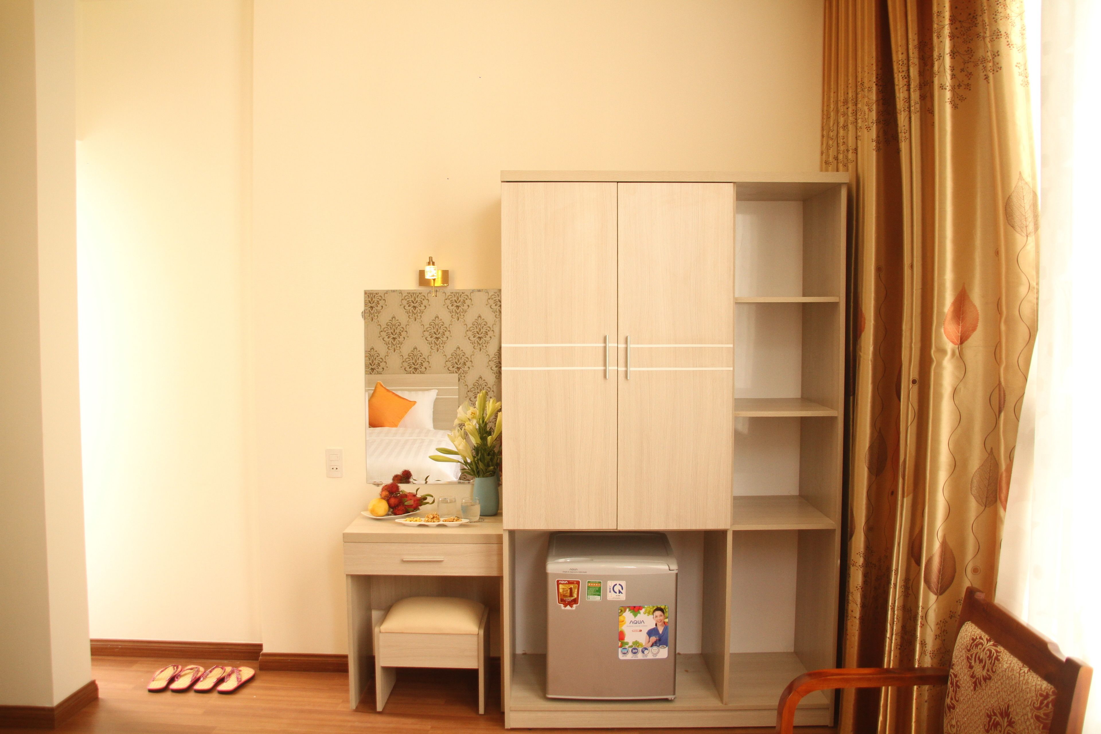 family suite, bathtub, city view | minibar