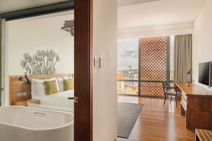 Super Deluxe Double Room | Kaliteli yatak takımı, minibar, odada kasa, masa 