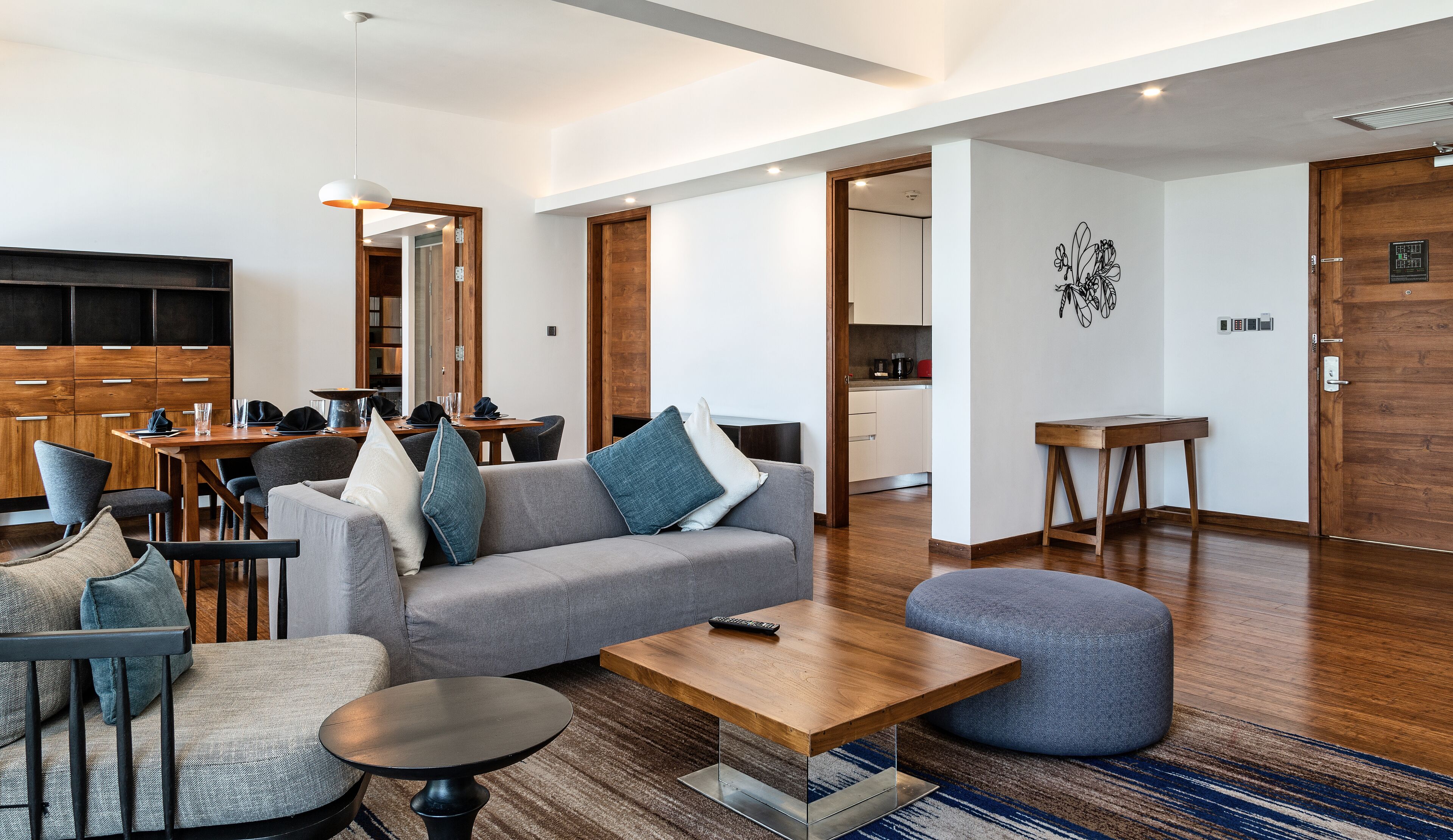 En 42-tommers Flatskjerm-TV med kabel-kanaler samt TV