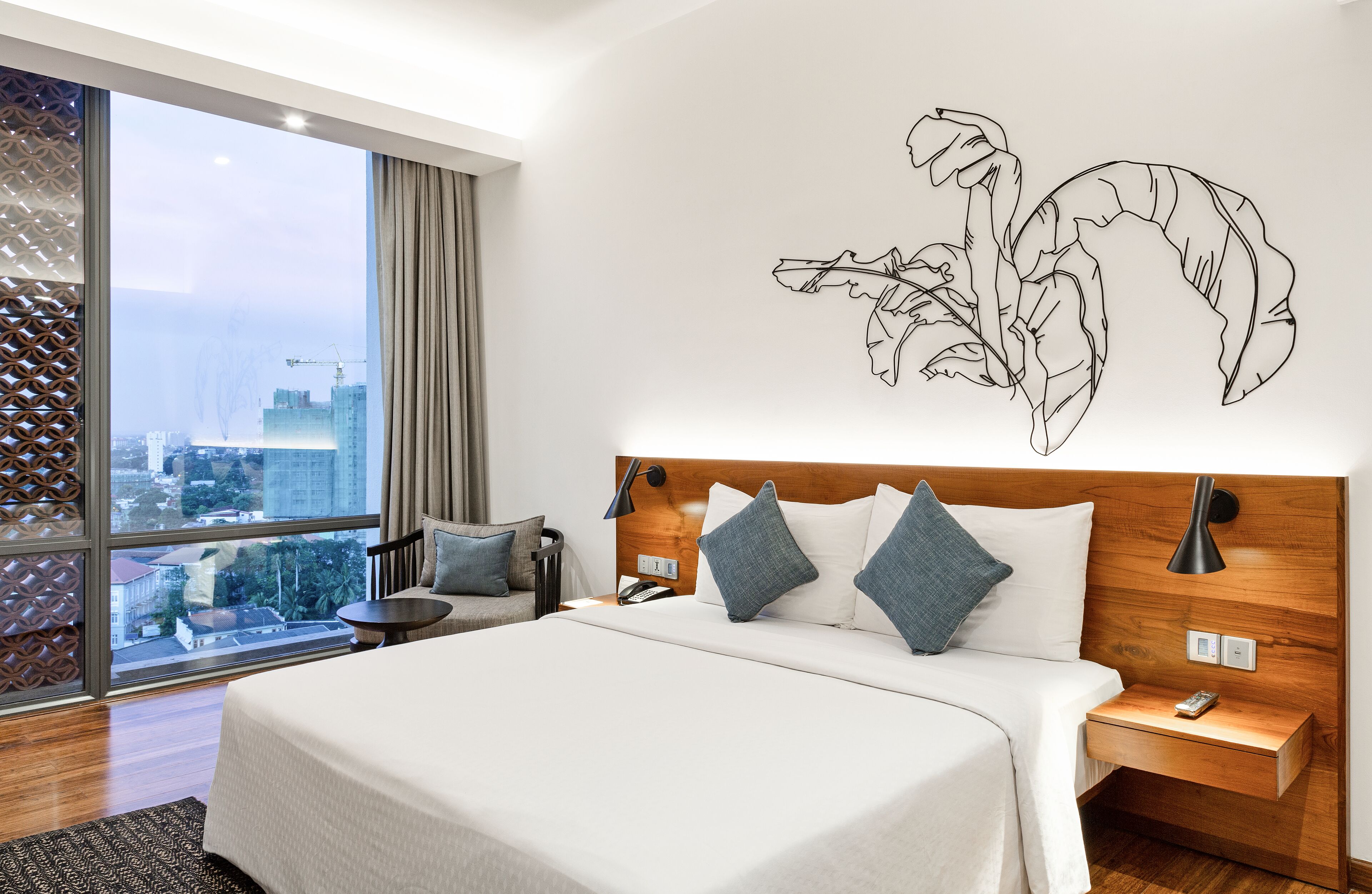 2 bedrooms, premium bedding, minibar, in-room safe