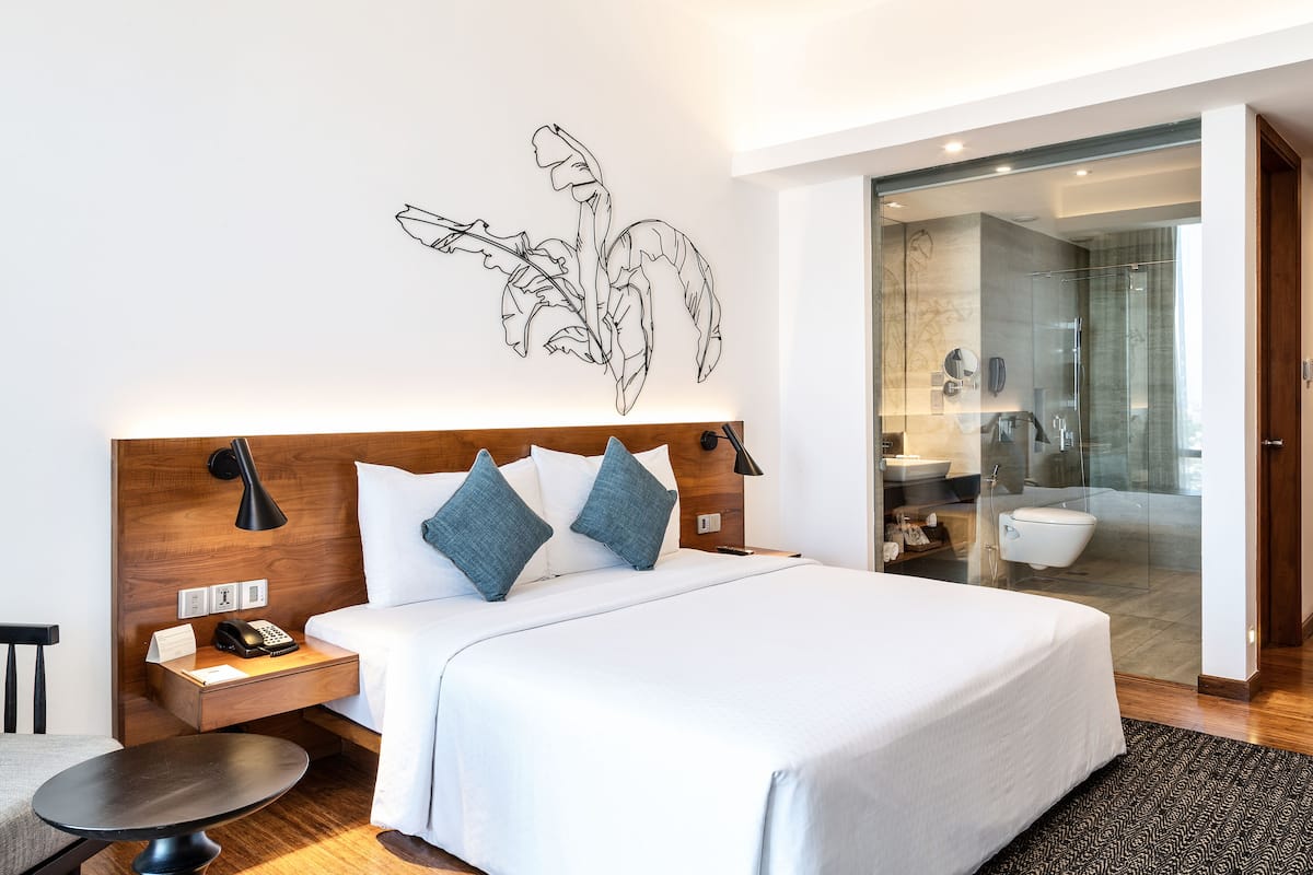 2 bedrooms, premium bedding, minibar, in-room safe
