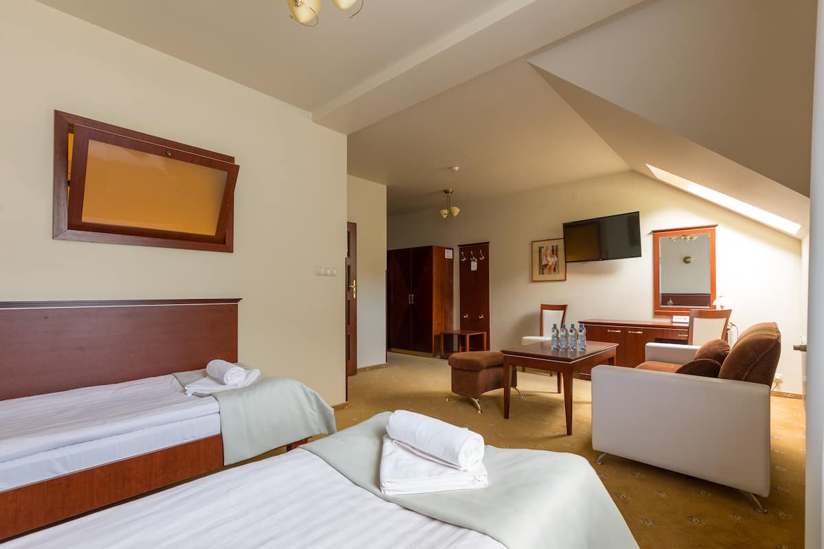 Vierpersoonskamer (Studio) | Luxe beddengoed, een kluis op de kamer, een bureau