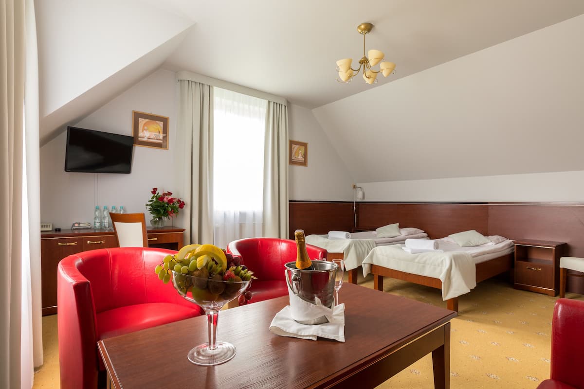 Klassieke driepersoonskamer | Luxe beddengoed, een kluis op de kamer, een bureau