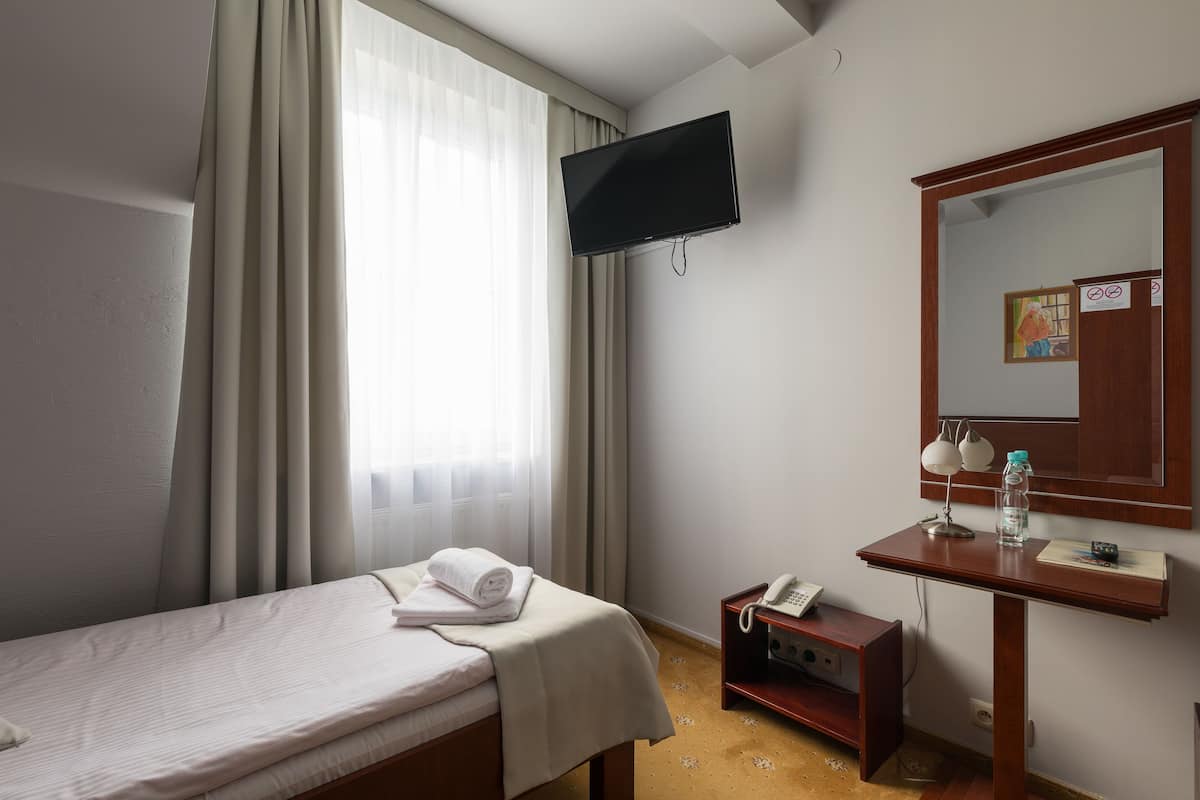 Habitación individual | Ropa de cama de alta calidad y caja de seguridad en la habitación 