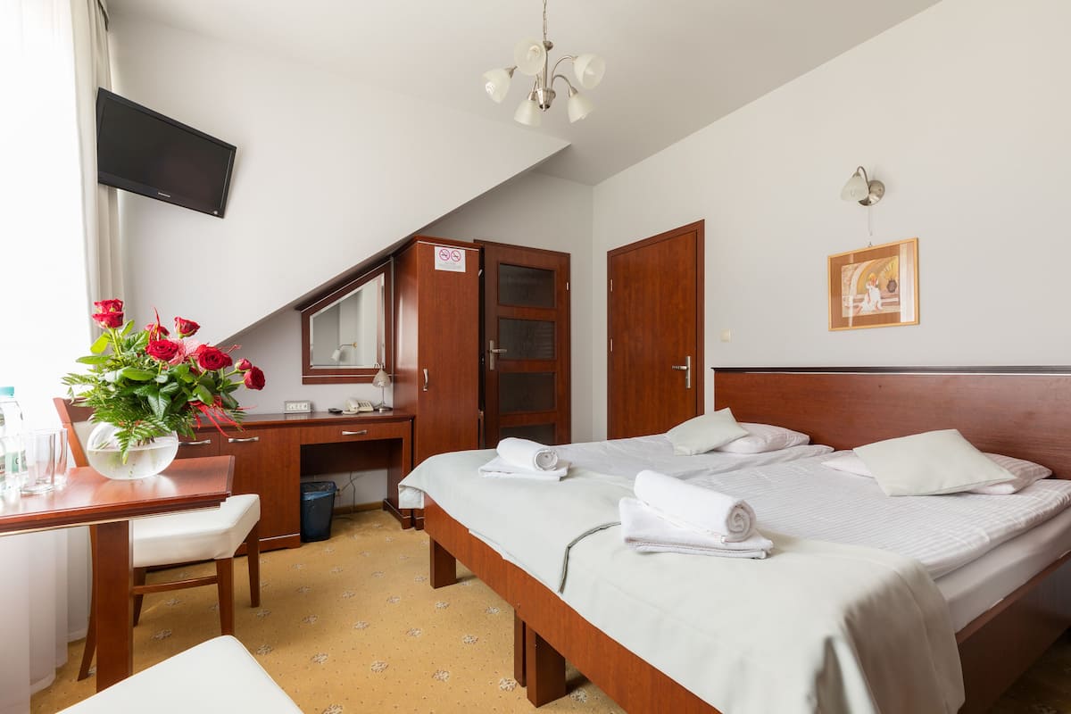 Habitación doble clásica | Ropa de cama de alta calidad y caja de seguridad en la habitación 
