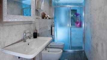 Shower, free toiletries, hair dryer, bidet
