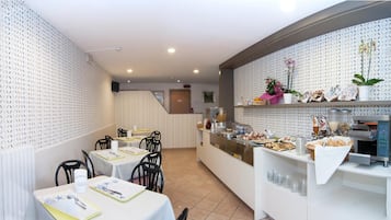 Lunch and dinner served, Italian cuisine