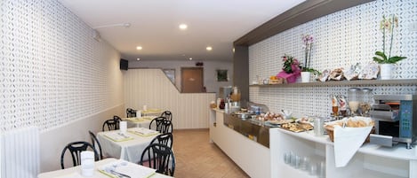 DĂźner et souper servis sur place, cuisine italienne