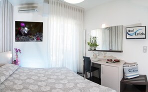 Individuell dekoriert, individuell eingerichtet, Schreibtisch