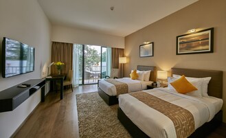 Ropa de cama de alta calidad, colchones con efecto memoria y minibar 