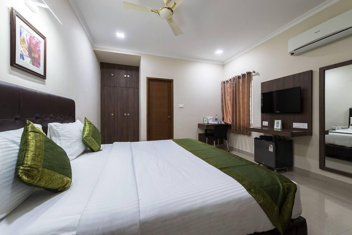 Phòng Deluxe | Két bảo mật tại phòng, bàn, bàn ủi/dụng cụ ủi quần áo
